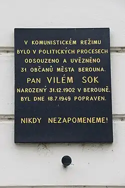 Pamětní deska se jménem Viléma Soka na budově městského úřadu v Berouně
