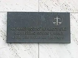 Pamětní deska se znakem vah s mečem a textem „Na paměť soudců a pracovníků Nejvyššího soudu v Brně, kteří zde 20. XI. 1944 zahynuli“