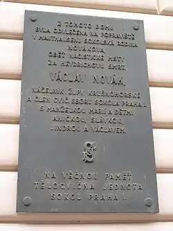 Pamětní deska věnovaná rodině Novákových (na adrese: Novákových 375/5; Praha 8 – Libeň)