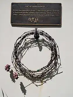 Pamětní deska vězňům, kteří nuceně pracovali v Panenských Břežanech