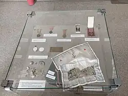 Vystavené exponáty z pozůstalosti v pamětní síni Jaroslava Fraňka, včetně vyšívaného kapesníku