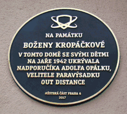 Pamětní deska na domě, kde se v květnu 1942 ukrýval Adolf Opálka - Buzulucká 678/6, Praha-Dejvice
