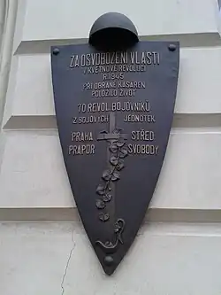 Pamětní deska připomíná květen 1945[10][11]