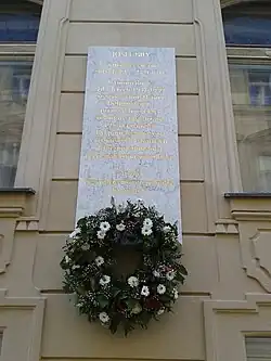 Na domě číslo 122/4 (první)