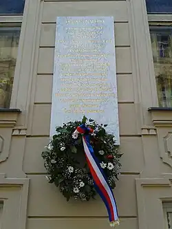 Na domě číslo 122/4 (druhá)