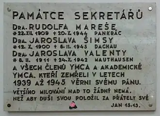 Pamětní deska sekretářům YMCA ve vestibulu budovy