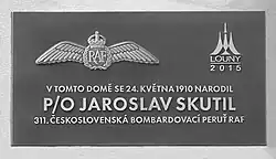 Pamětní deska Jaroslava Skutila na jeho rodném domě v Lounech