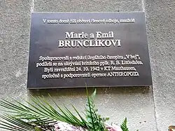 Pamětní deska na domě v Lucemburské ulici[9][10]