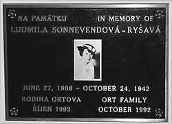 Kovová pamětní deska s fotografií v Národním památníku obětí heydrichiády