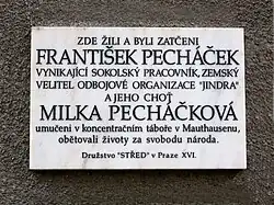 Pamětní deska na vnější fasádě domu číslo popisné 1810 v ulici Jindřicha Plachty na pražském Smíchově