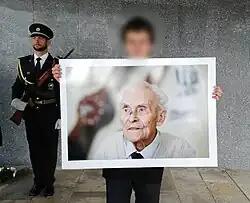 Student Gymnázia Paměti národa s fotografií Karla Bažanta