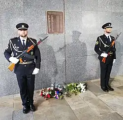 Čestná stráž u pamětní desky těsně po jejím slavnostním odhalení