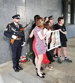 Studenti Gymnázia Paměti národa s fotografií Karla Bažanta