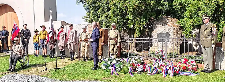 Zdena Mašínová a moderátor Jakub Železný v úvodu slavnostního otevření Památníku tří odbojů