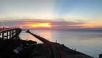 Železniční most spolu se silničním.