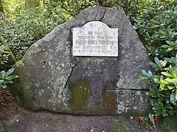 Pamětní kámen nedaleko Lesního pramene v Mariánských Lázních