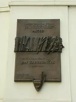 Pamětní desku na působení Jana Zahradníčka na Šilingrově náměstí v Brně vytvořil Otmar Oliva