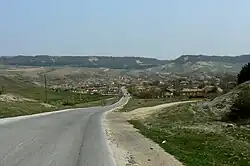 Pohoří vystupující 150 m nad obec Pamučkii