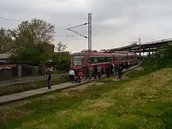 Osobní vlak v Bělehradě nedaleko Pančevského mostu na trati směřující do Vršace