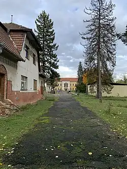 Pohled na dolní zámek od brány