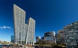 V Tower mezi okolní zástavbou