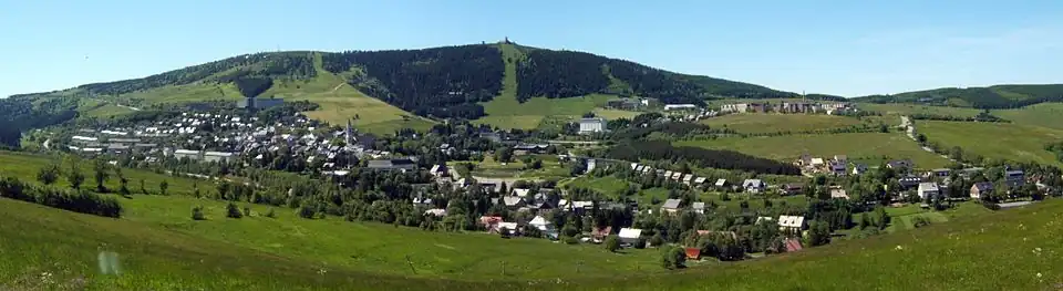 Panoramatický pohled z českých Hájů na Oberwiesenthal s Fichtelbergem