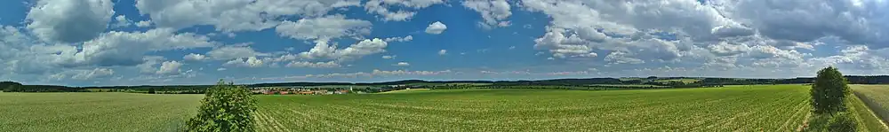 Panorama obcí Buková a Protivanov, Zábrana se nachází v pravé části a její údolí lze sledovat až téměř do poloviny obrazu