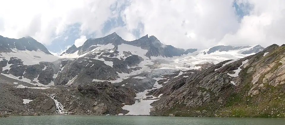 jezero Simonysee se severní Malhamspitze, Reggentörl, Gubachspitzen a Simonyspitzen.