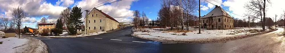 Křižovatka v Krásném Lese: silnice z Petrovic (uprostřed) se zde větví a pokračuje buď vlevo na Adolfov nebo vpravo na Nakléřov a Telnici. V zatáčce na Nakléřov a Telnici stojí zchátralý barokní zámeček z roku 1708.