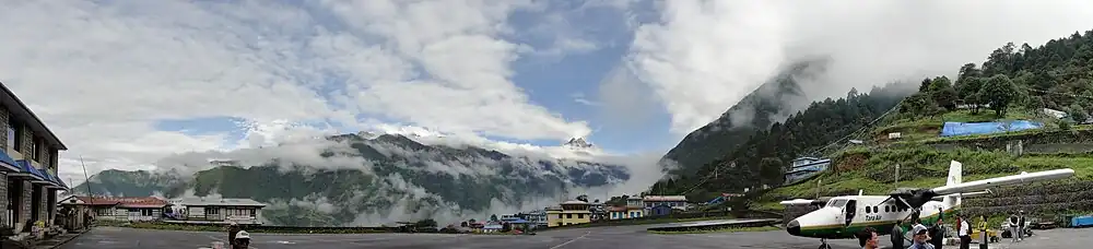 Panoramatický snímek letiště a okolí.