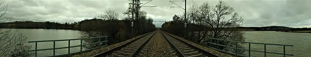 Dolejší Kařezský rybník, který protíná železniční trať