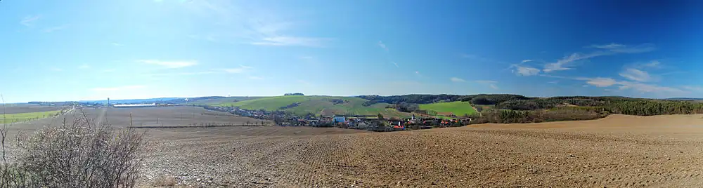 Pohled na obec od východu z vrcholku Strážná