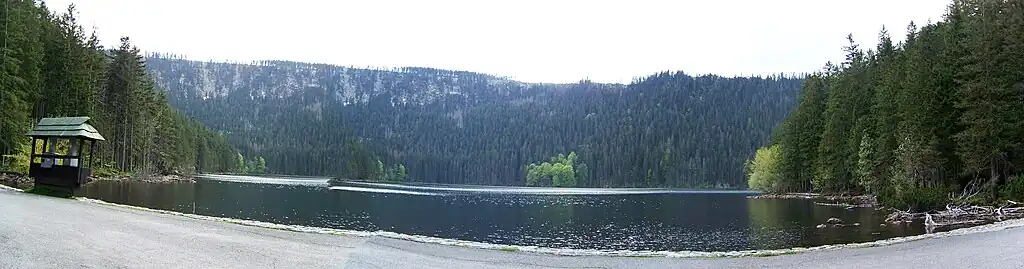Panoramatický záběr Černého jezera
