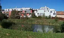 Pohled od jihu, v pozadí nová výstavba „Vila Park Jinonice“ (rok 2011)