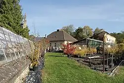 Vlevo část fíkovny, ve středu dům zahradníka, vpravo v pozadí oranžerie, před ní skleník.