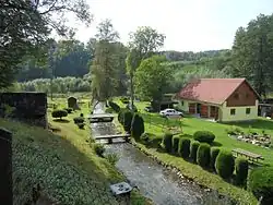 Hodkovský potok pod hrází Panského rybníka (zahrada Panského mlýna)