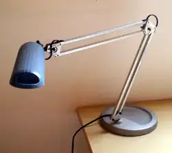 Stolní lampa s pantografickým ramenem