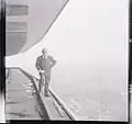 Muž pózující na okraji střechy (1965)