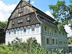 Severovýchodní roh budovy, obrácený směrem k Papírenskému rybníku, napájenému z Hamerské strouhy, ramene řeky Ploučnice