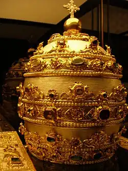 Papežská tiára v trezoru chrámu sv. Petra ve Vatikáně