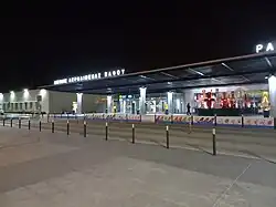 Exteliér letiště v noci