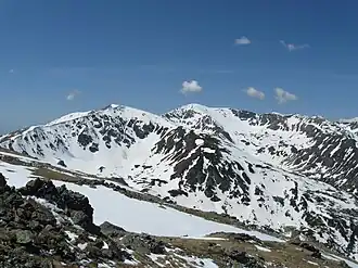 pohled na Lesu (2 375 m, vlevo) a Parângul Mare (2 519 m, uprostřed)