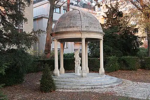 Chrám lásky se sochou Diany