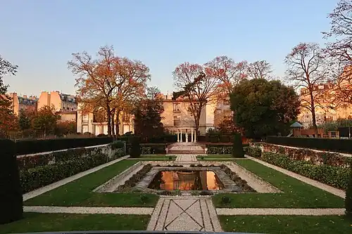 Lázeň s chrámem, v pozadí obytný dům