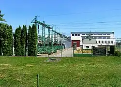 Velká rozvodna jižně od vesnice