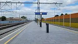 Pohled na nástupiště směrem k pardubickému hlavnímu nádraží