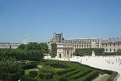 Zahrada s Arc de Triomphe du Carrousel uprostřed