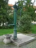 Park,_z_toho_jen_-_litinová_pumpa_(Hradčany),_Praha_6,_Hradčanské_náměstí,_Hradčany.JPG