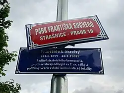 Uliční tabule s dodatkovou modrou tabulí v Parku Františka Suchého