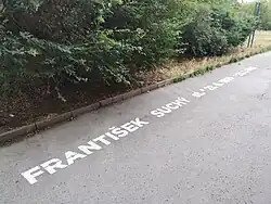 Nápis se jménem a daty F. Suchého v Parku Františka Suchého